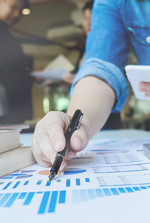 Person looking at data report for PEO payroll services